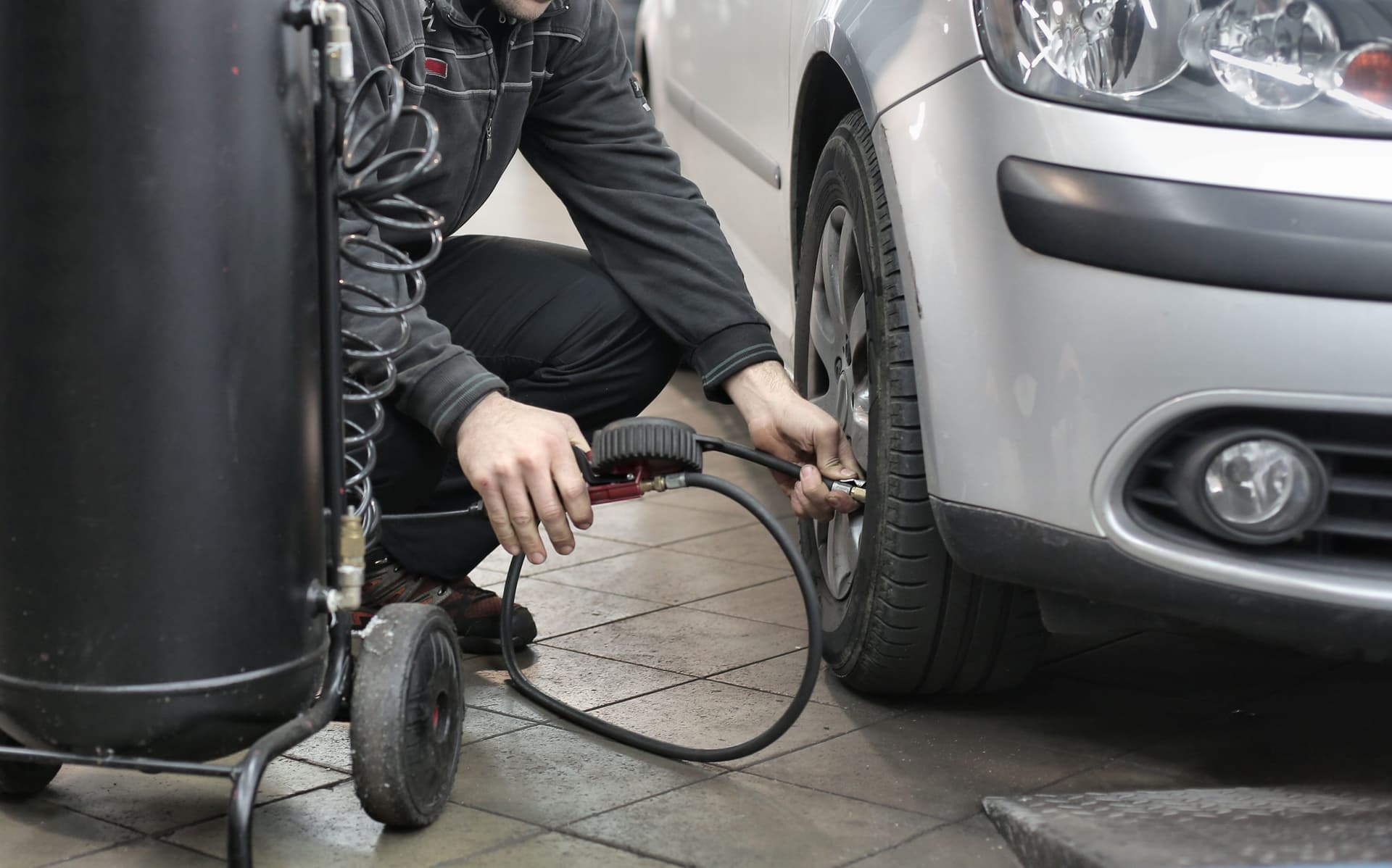 Reliable Emergency Tyre Replacement Across Horley