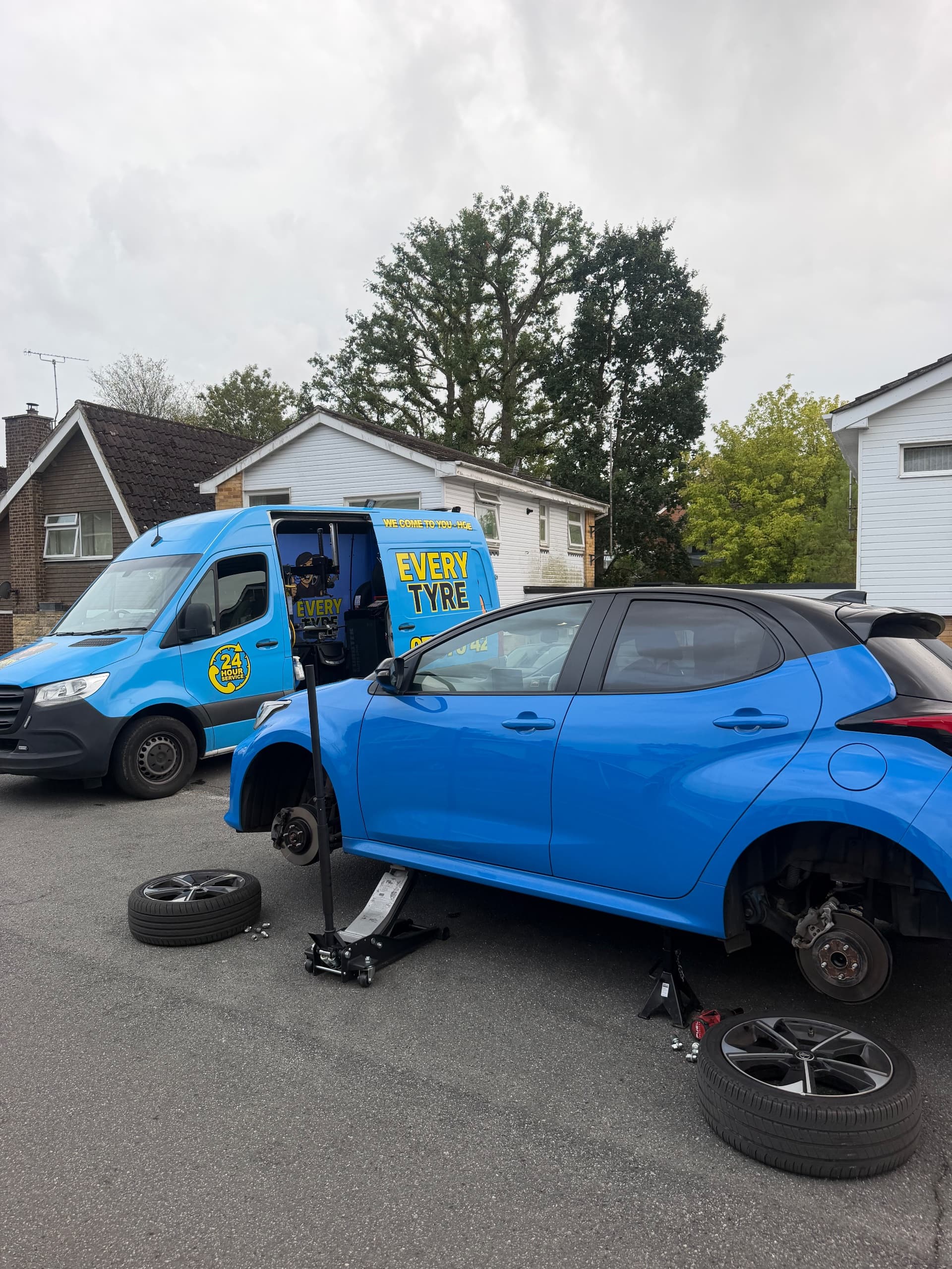 Signs You Need Roadside Tyre Replacement: What to Do Next